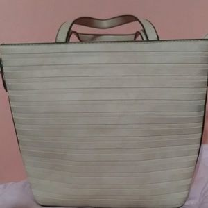 Medium sized hang bag